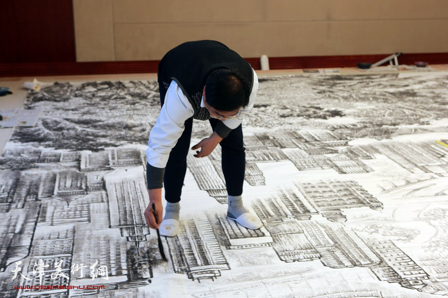 铸造时代经典—记赵俊山创作巨幅城市山水画。图为赵俊山创作《海天东胜新景》工作照。