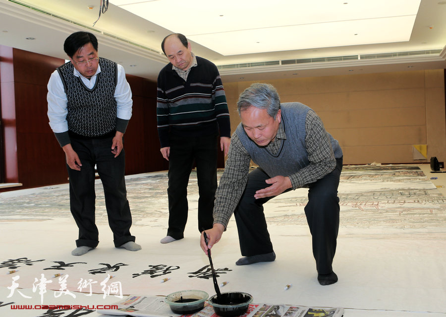 铸造时代经典—记赵俊山创作巨幅城市山水画。图为天津市书协主席唐云来挥毫题款。