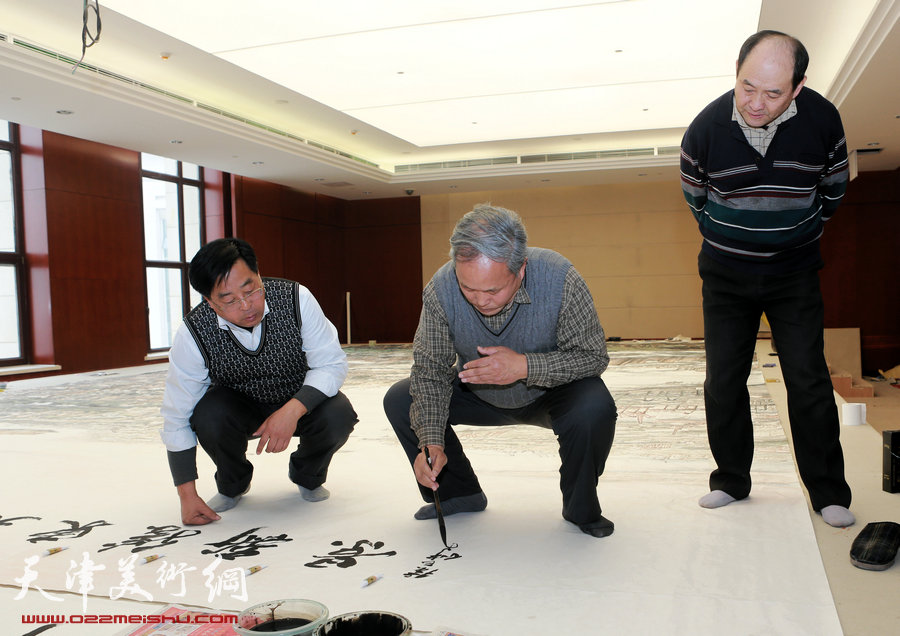 铸造时代经典—记赵俊山创作巨幅城市山水画。图为天津市书协主席唐云来挥毫题款。