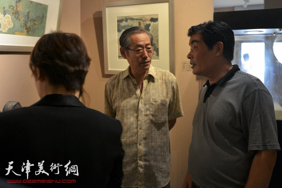 尚世元中国山水画新作9月7日亮相鼎天美术公馆。图为尚世元在画展现场与观众交流。
