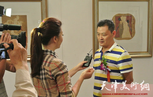 天津画家白鹏接受媒体采访