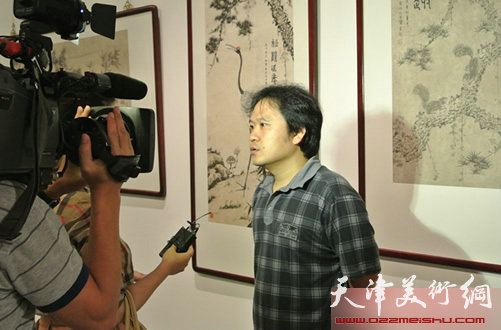 天津画家霍岩接受媒体采访