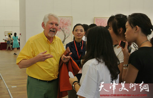 图为盖瑞在画展现场与青年学生交流。