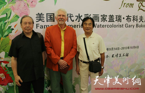 图为美国画家盖瑞与陈重武、李宗儒教授。
