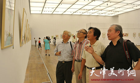 图为天津水彩专业委员会陈重武、李宗儒、古聿浚、贺建国教授在画展上。