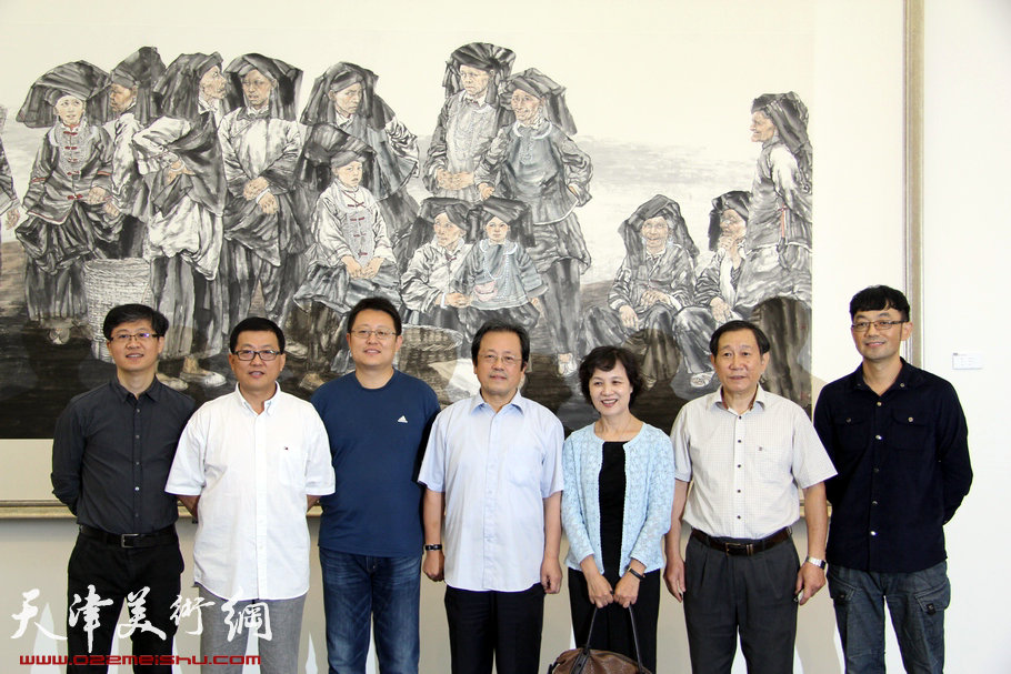“笔墨心象”王巍水墨人物画精品展9月14日开幕。图为画前合影，从左至右：马赛、陈辉、张敢、冯远、冯师母、陈池瑜、王巍。