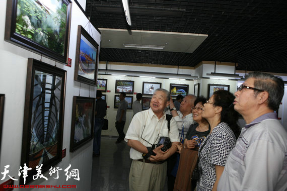首届天津“中国梦·海河情”离退休干部优秀摄影作品展9月17日在和平区文化艺术中心展出。（何成 摄）