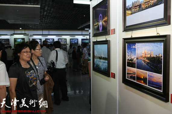 首届天津“中国梦·海河情”离退休干部优秀摄影作品展9月17日在和平区文化艺术中心展出。（何成 摄）