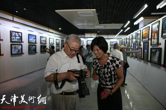 首届天津“中国梦·海河情”离退休干部优秀摄影作品展9月17日在和平区文化艺术中心展出。（何成 摄）