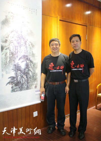 和我曾经的大学老师刘庆禄先生在我的作品前合影，刘老师如今是新华社天津分社的主要领导。