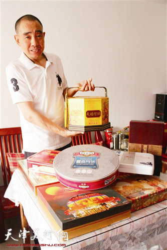 李俊杰和他收藏的月饼盒子