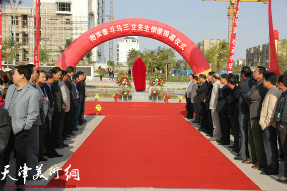 相声大师马三立铜像在原籍甘肃永昌县揭幕，马志明替父圆梦甘肃省亲。