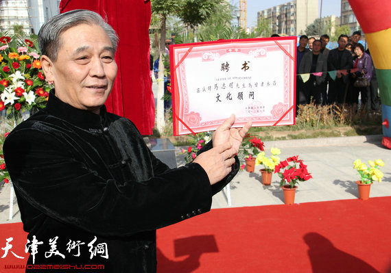相声大师马三立铜像在原籍甘肃永昌县揭幕，马志明替父圆梦甘肃省亲。