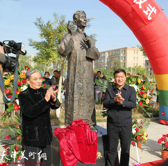相声大师马三立铜像在原籍甘肃永昌县揭幕，马志明替父圆梦甘肃省亲。