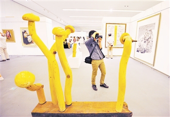 天津青年美术节受市民热捧