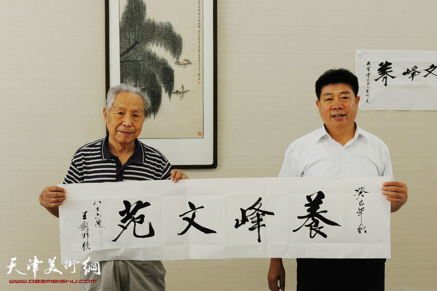 天津市佛教协会副会长王剑非访问天津美术网，图为王剑非为网站留下墨宝。