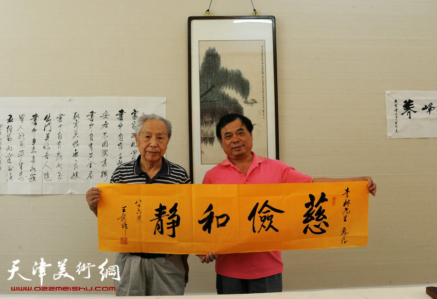 天津市佛教协会副会长王剑非访问天津美术网，图为王剑非为网站留下墨宝。