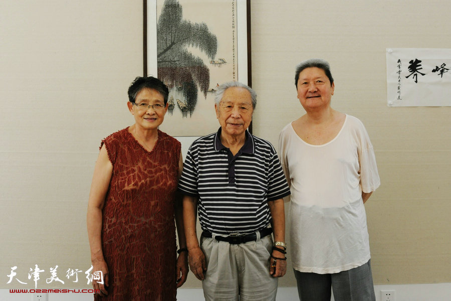 天津市佛教协会副会长王剑非访问天津美术网，图为王剑非在天津美术网。