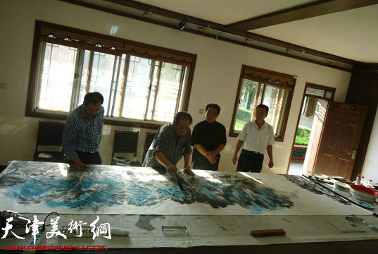 天津著名书画家秦克强赴霸州进行书画交流,图为集体创作中。