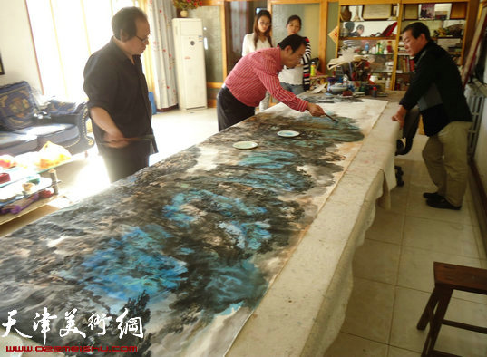 天津著名书画家秦克强赴霸州进行书画交流，图为集体创作中。
