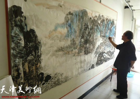 天津著名书画家秦克强赴霸州进行书画交流，图为秦克强在创作中。