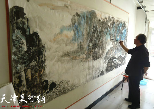 天津著名书画家秦克强赴霸州进行书画交流,图为秦克强在创作中。