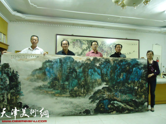 天津著名书画家秦克强赴霸州进行书画交流,图为展示巨幅山水画《万壑松风》。