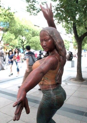 芙蓉姐姐雕塑亮相上海 
