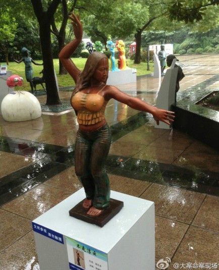 芙蓉姐姐雕塑摆出昔日雷人姿势