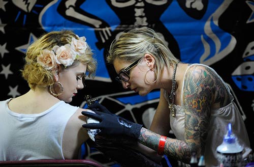 “疼痛的艺术”：纹身爱好者伦敦秀