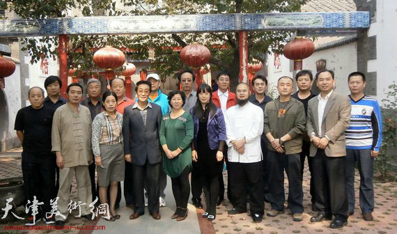 京津书画家挥毫泼墨举办迎国庆书画笔会,图为京津书画家现场合影