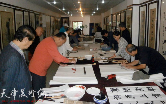 京津书画家挥毫泼墨举办迎国庆书画笔会,图为笔会活动现场