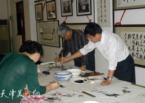京津书画家挥毫泼墨举办迎国庆书画笔会,图为冯字锦 靳吉顺 高天武现场作画