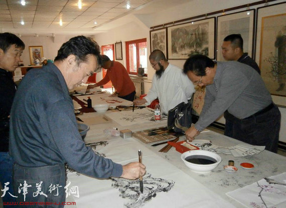 京津书画家挥毫泼墨举办迎国庆书画笔会,图为笔会活动现场