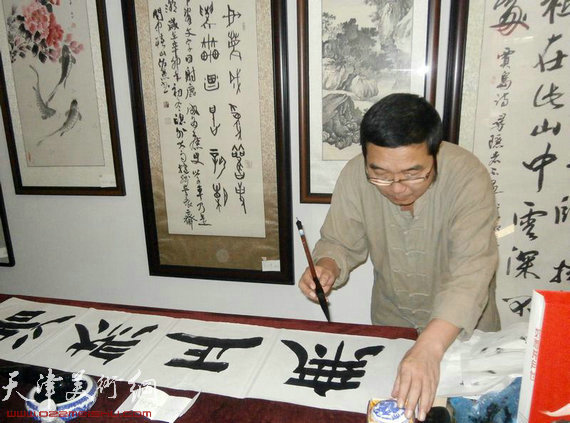 京津书画家挥毫泼墨举办迎国庆书画笔会，图为周小林在笔会活动现场