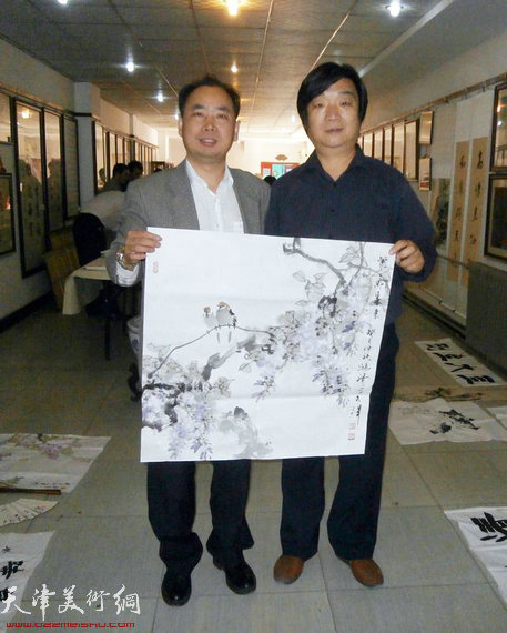京津书画家挥毫泼墨举办迎国庆书画笔会，图为伍新国（左）翟洪涛（右）