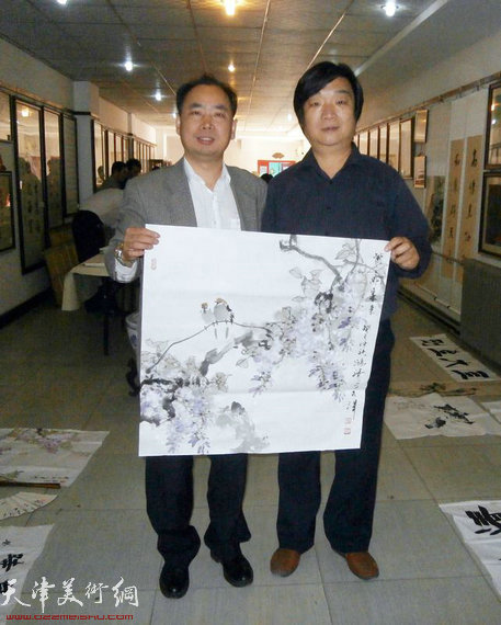 京津书画家挥毫泼墨举办迎国庆书画笔会,图为伍新国(左)翟洪涛(右)