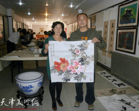 京津书画家挥毫泼墨举办迎国庆书画笔会,图为冯字锦现场赠画