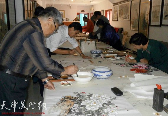京津书画家挥毫泼墨举办迎国庆书画笔会,图为笔会活动现场
