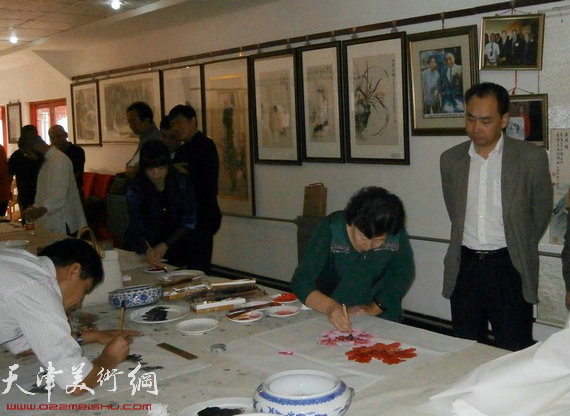 京津书画家挥毫泼墨举办迎国庆书画笔会,图为笔会活动现场