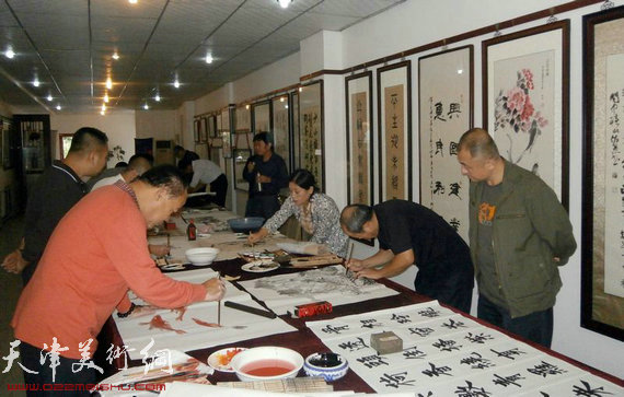 京津书画家挥毫泼墨举办迎国庆书画笔会,图为笔会活动现场