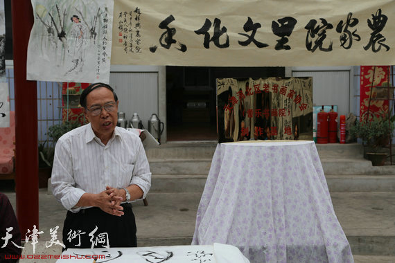 天津市老书画家协会河北区分会创作基地在蓟县落成，图为张俊屹秘书长讲话