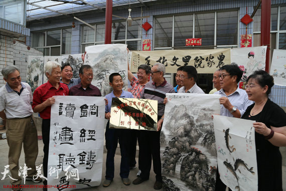 天津市老书画家协会河北区分会创作基地在蓟县落成，图为书画家们创作了多幅精品