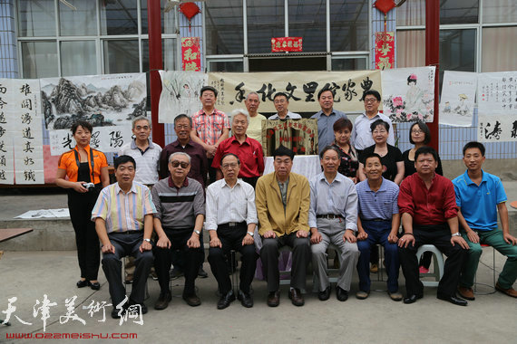 天津市老书画家协会河北区分会创作基地在蓟县落成，图为书画家们合影