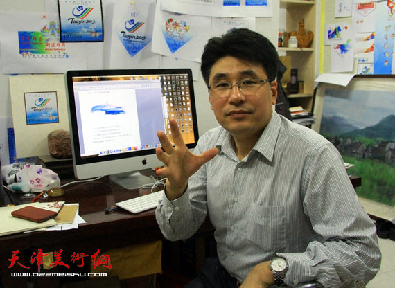 访著名邮票设计家、第六届东亚运动会纪念邮资明信片设计者郭振山教授