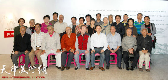 翰墨心语·枫林画社迎国庆中国画新作展开幕,图为参展画家与嘉宾合影。