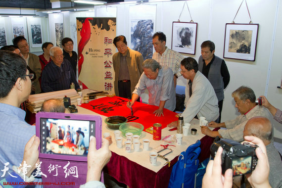 翰墨心语·枫林画社迎国庆中国画新作展开幕，图为现场书画艺术交流。
