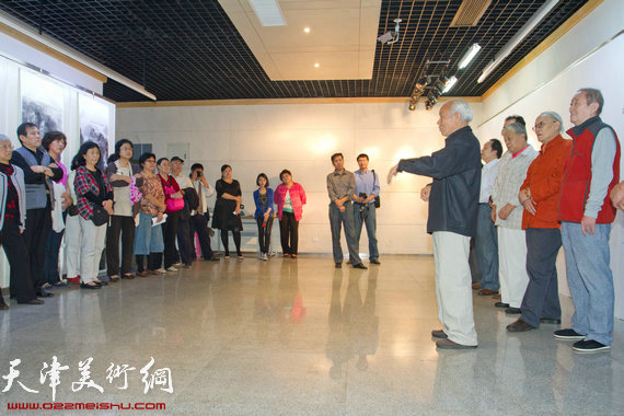 翰墨心语·枫林画社迎国庆中国画新作展开幕，图为纪振民致辞。