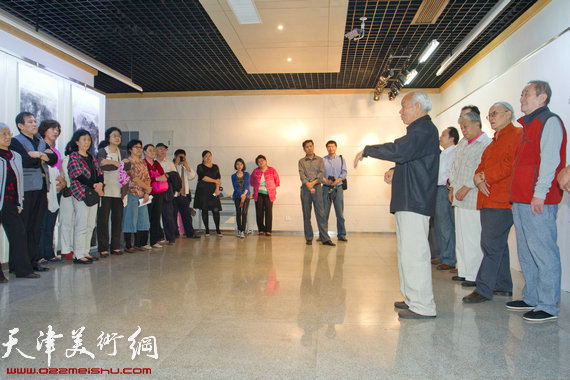 翰墨心语·枫林画社迎国庆中国画新作展开幕,图为纪振民致辞。