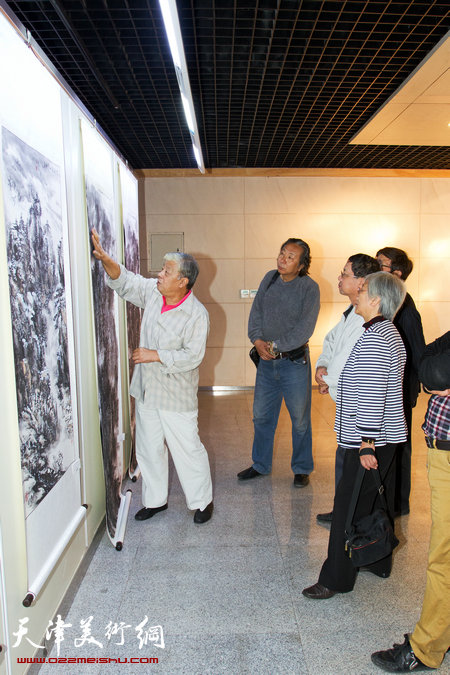 翰墨心语·枫林画社迎国庆中国画新作展开幕，图为王连仲现场评画。